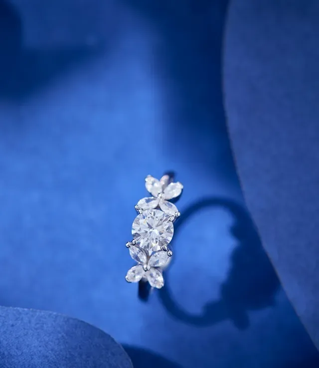Van Cleef & Arpels Frivole Anel de diamantes cluster floral, corte redondo e marquise 4