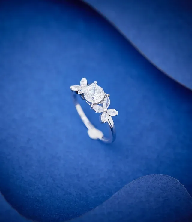 Van Cleef & Arpels Frivole Anel de diamantes cluster floral, corte redondo e marquise 7