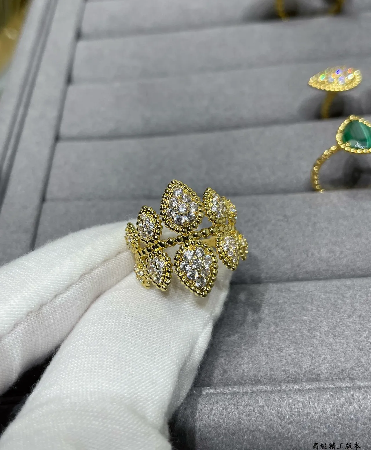Van Cleef & Arpels Frivole Bague Florale Pavé en Or 7