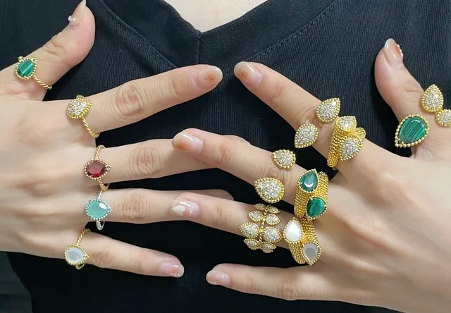 Van Cleef & Arpels Frivole Bague Florale Pavé en Or 8