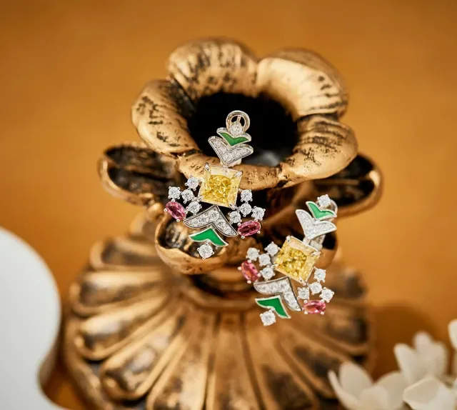 Van Cleef & Arpels Boucles d'oreilles en or multicolore florales en cluster avec accents d'émail 1