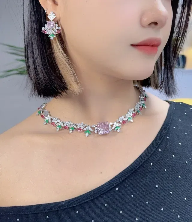 Van Cleef & Arpels Boucles d'oreilles en or multicolore florales en cluster avec accents d'émail 4