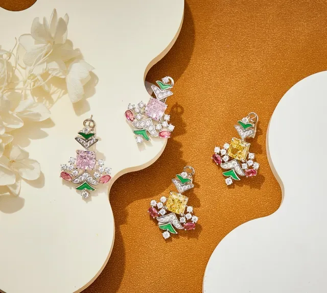 Van Cleef & Arpels Boucles d'oreilles en or multicolore florales en cluster avec accents d'émail 7