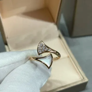 Van Cleef & Arpels خاتم ذهبي أبيض مفتوح على شكل مروحة بارفيه الماس
