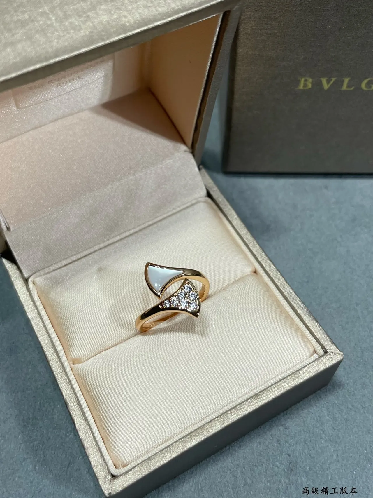 Van Cleef & Arpels Gold White Open Fan-Shaped Pavé Diamond Set Ring 4