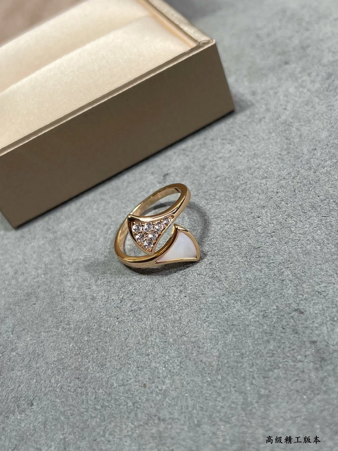 Van Cleef & Arpels Gold White Open Fan-Shaped Pavé Diamond Set Ring 3