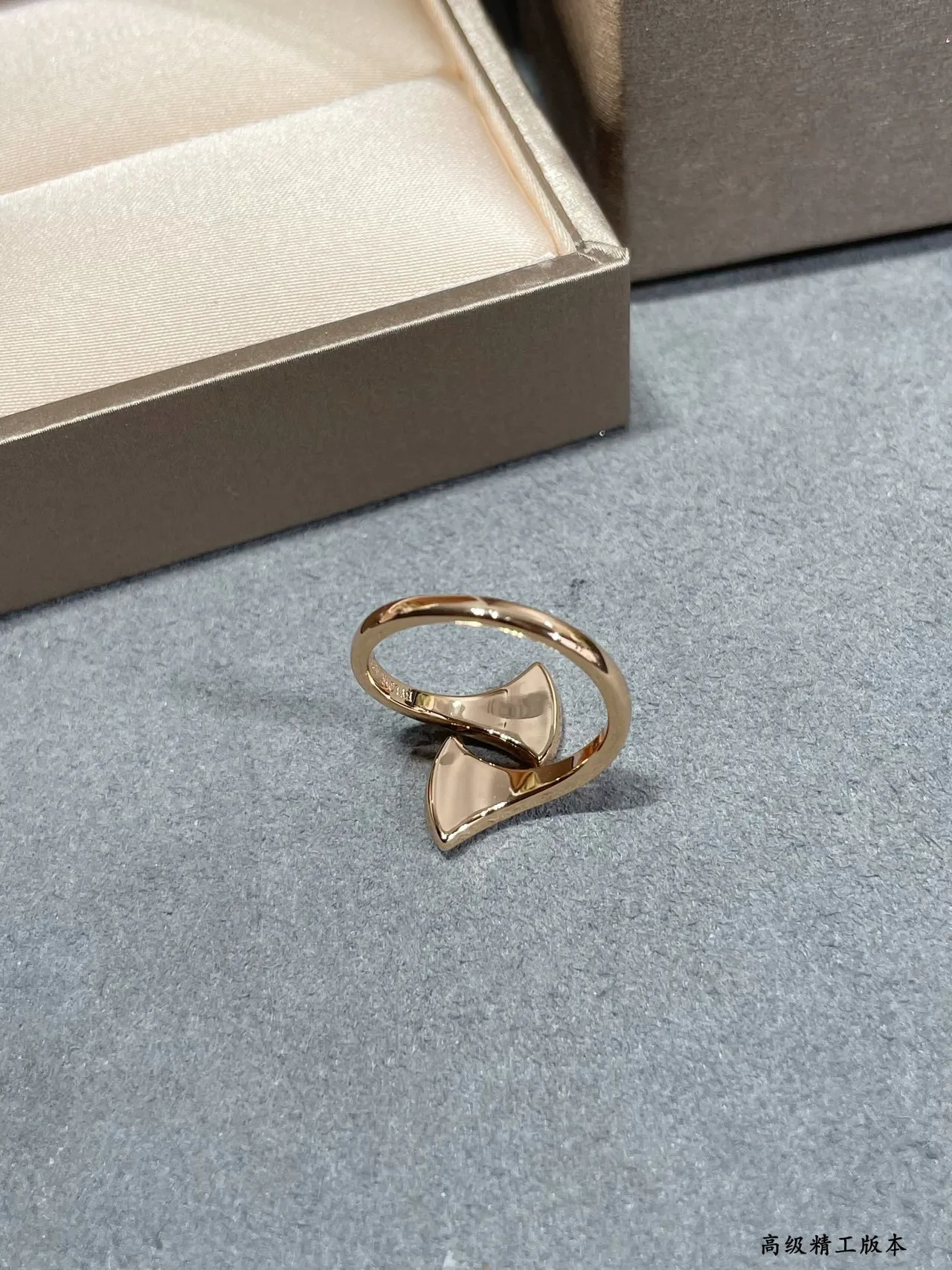Van Cleef & Arpels Gold White Open Fan-Shaped Pavé Diamond Set Ring 5