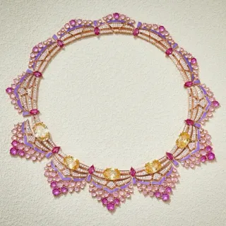 Van Cleef & Arpels قلادة مع أنماط مروحة مفصلة بالإنليه بالألوان الوردي والأرجواني