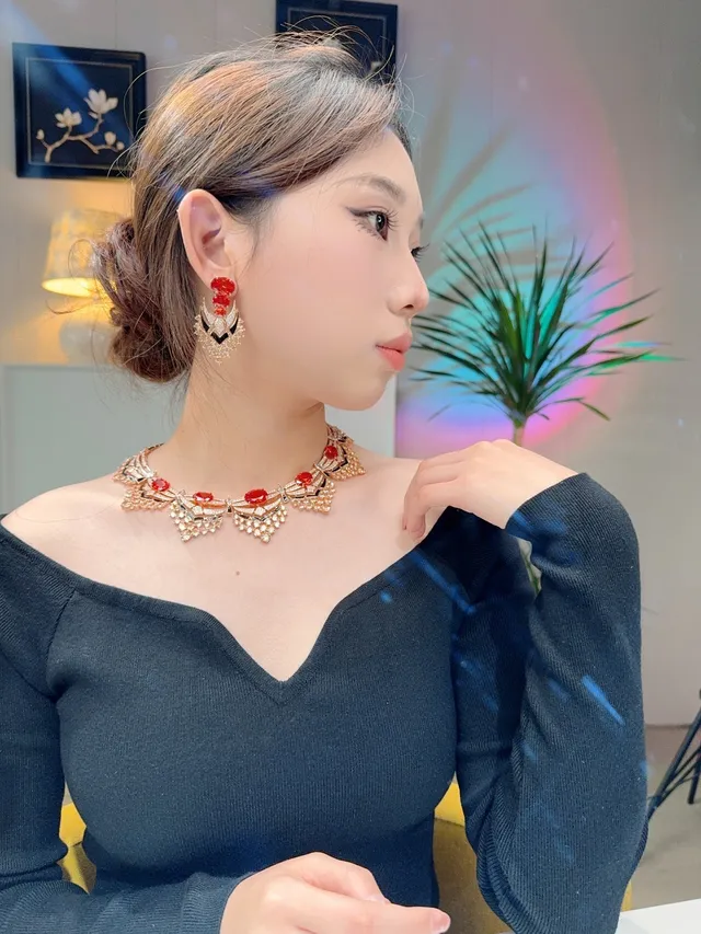 Van Cleef & Arpels Collier aux motifs d'éventail articulés en émail avec incrustations de rose violet 2