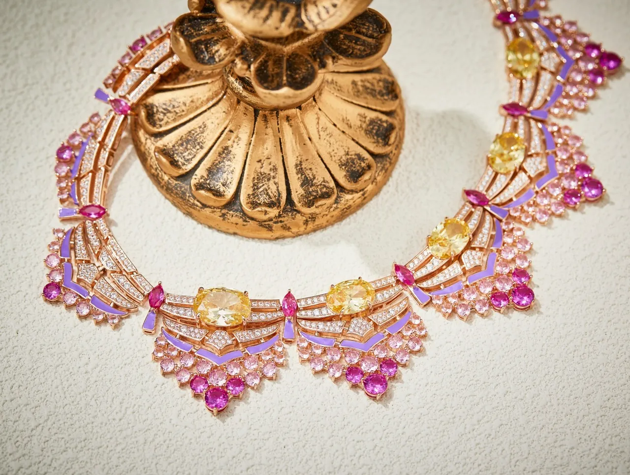 Van Cleef & Arpels Collier aux motifs d'éventail articulés en émail avec incrustations de rose violet 4