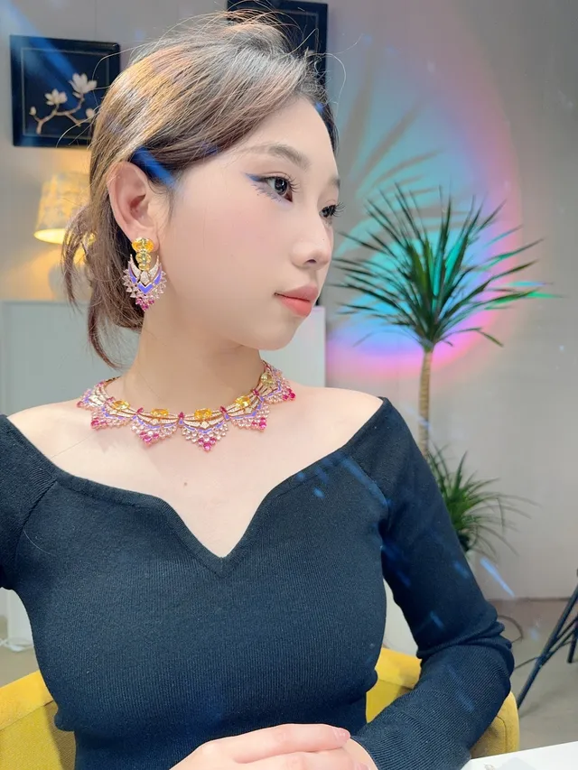 Van Cleef & Arpels Collier aux motifs d'éventail articulés en émail avec incrustations de rose violet 5
