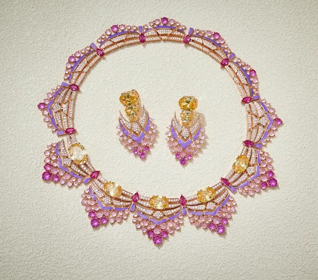 Van Cleef & Arpels Collier aux motifs d'éventail articulés en émail avec incrustations de rose violet 6