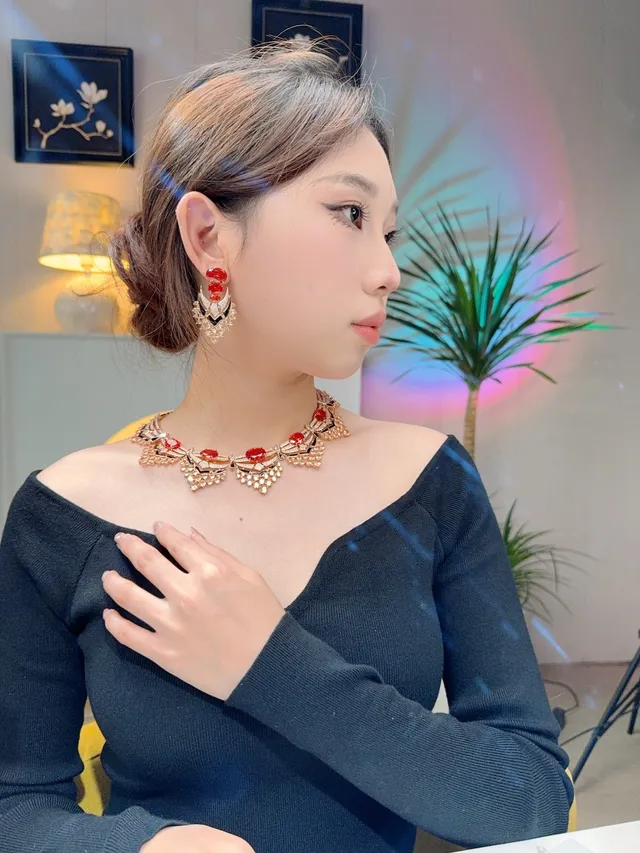 Van Cleef & Arpels Collier aux motifs d'éventail articulés en émail avec incrustations de rose violet 7