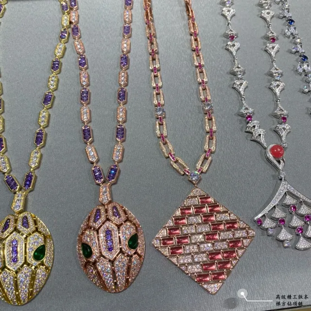 Van Cleef & Arpels Colar em Ouro Vermelho com Corrente de Elos Articulados e Mosaico de Gemas Brickwork 9