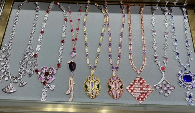 Van Cleef & Arpels Colar em Ouro Vermelho com Corrente de Elos Articulados e Mosaico de Gemas Brickwork 2