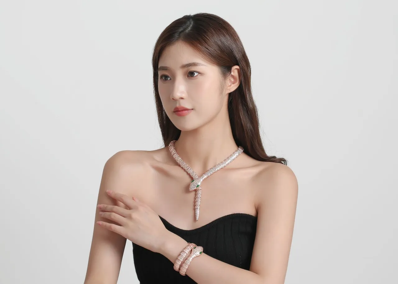 Van Cleef & Arpels Serpent Bohème Pavé Diamant Or Rose Collier Serpent 2