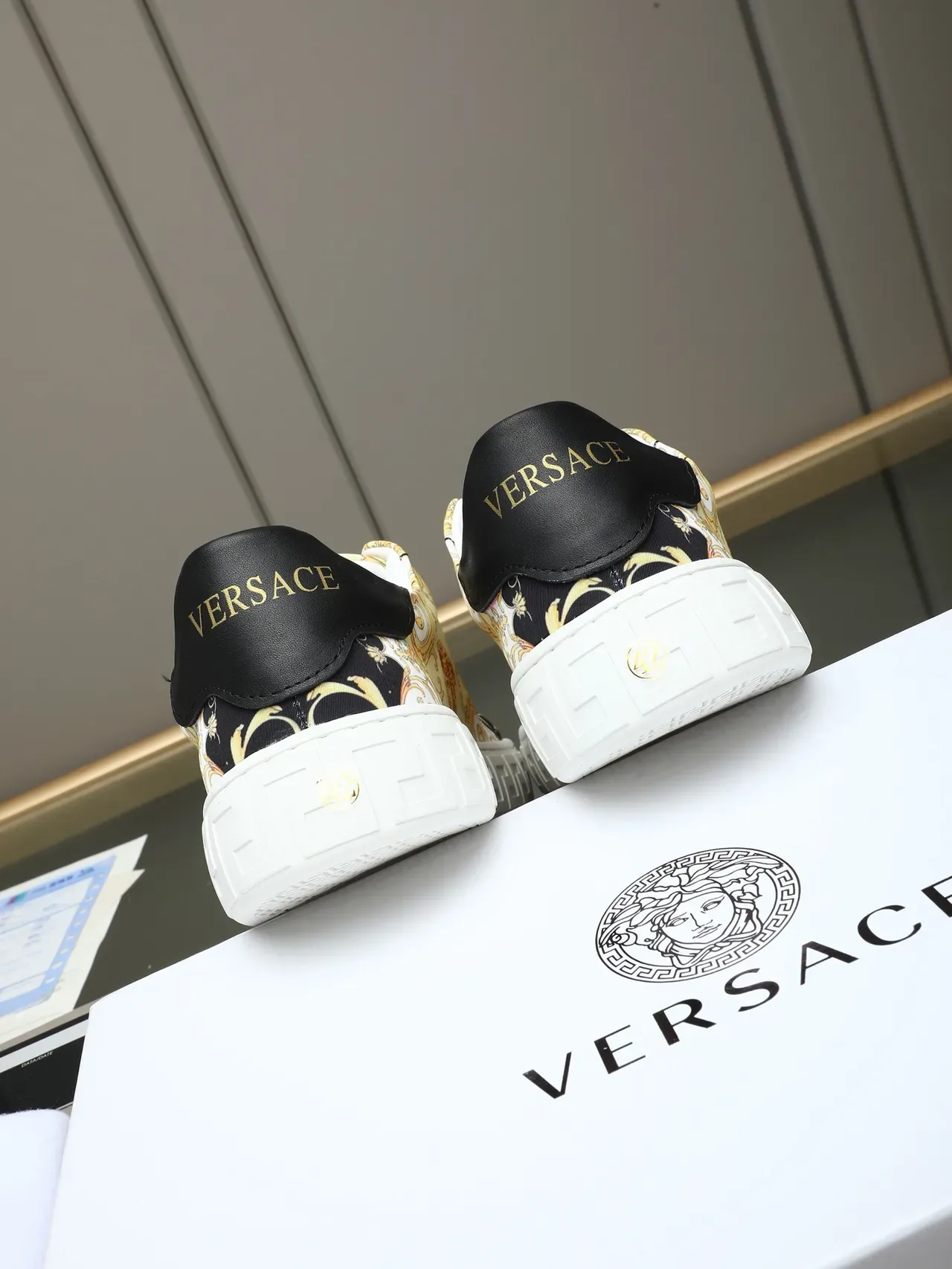 Versace Beige Noir estampé baroque supérieur textile motif tête Medusa sneakers lifestyle 3