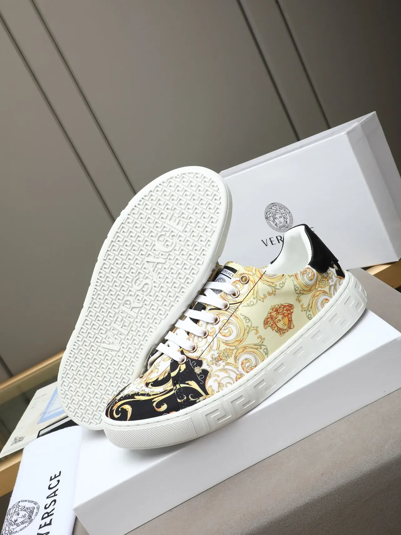Versace Beige Noir estampé baroque supérieur textile motif tête Medusa sneakers lifestyle 4