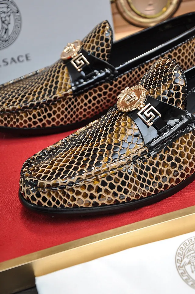 Versace Marron Noir avec imprimé de peau de serpent sur la partie supérieure, bord de cuir patenté, mocassin 2