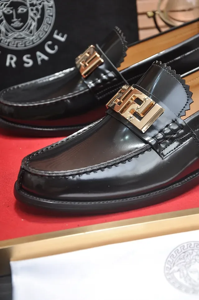 Versace Chain Reaction Chaussures Loafer Cuir Patenté Noir et Or Brillant Boucle Greca 2