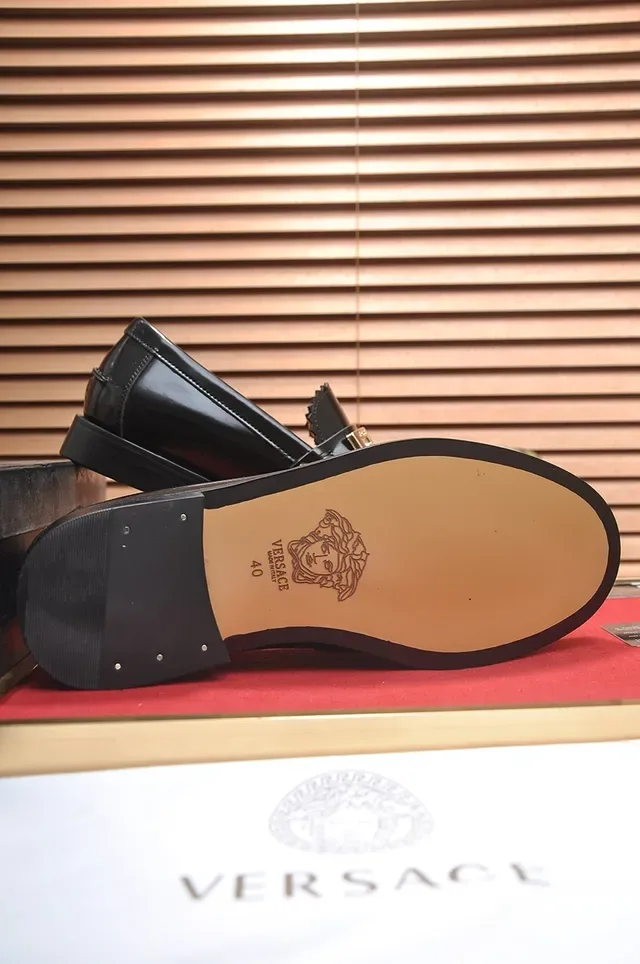 Versace Chain Reaction Chaussures Loafer Cuir Patenté Noir et Or Brillant Boucle Greca 3