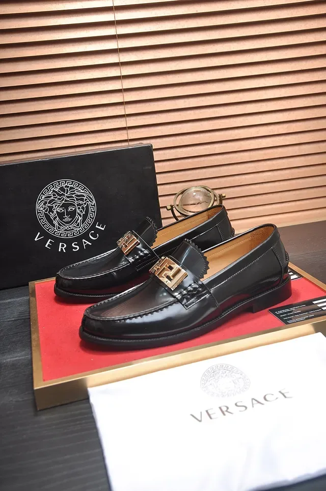 Versace Chain Reaction Chaussures Loafer Cuir Patenté Noir et Or Brillant Boucle Greca 4