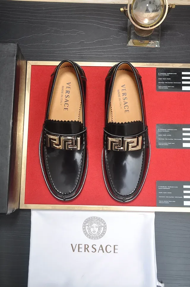 Versace Chain Reaction Chaussures Loafer Cuir Patenté Noir et Or Brillant Boucle Greca 5