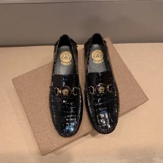 Versace Chain Reaction चमकदार क्रॉक एम्बॉस्ड काला लोफर्स