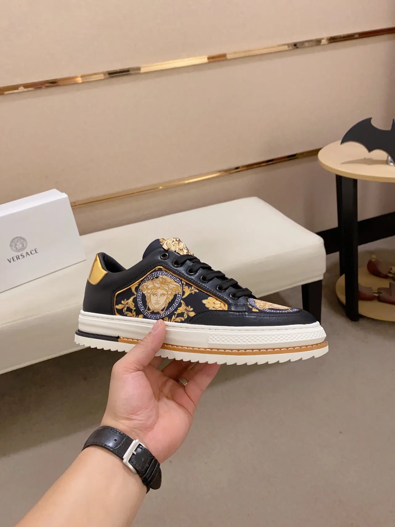 Versace Chain Reaction Medusa Print Black Gold tênis lifestyle 2
