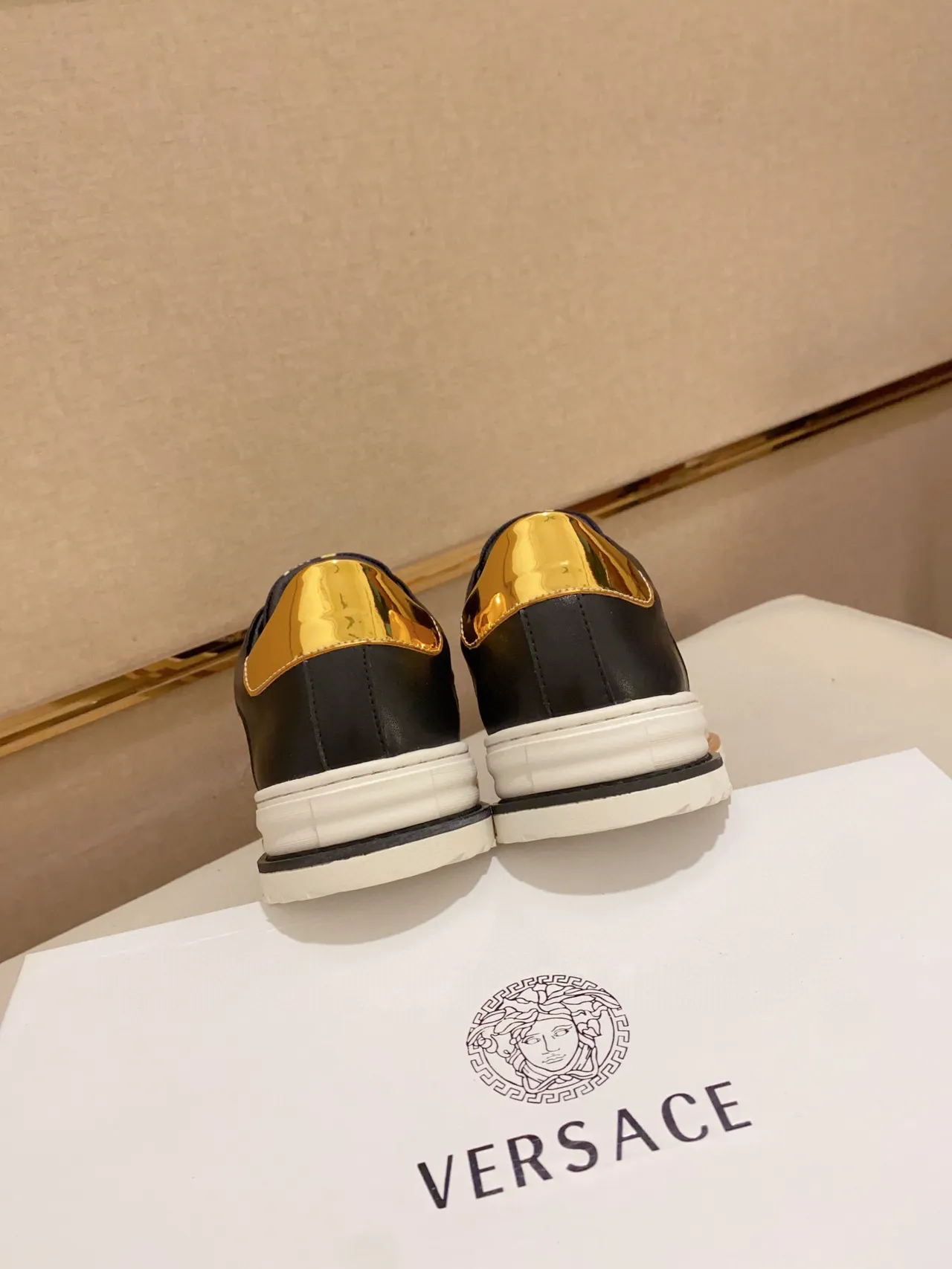 Versace Chain Reaction Medusa Print Black Gold tênis lifestyle 4