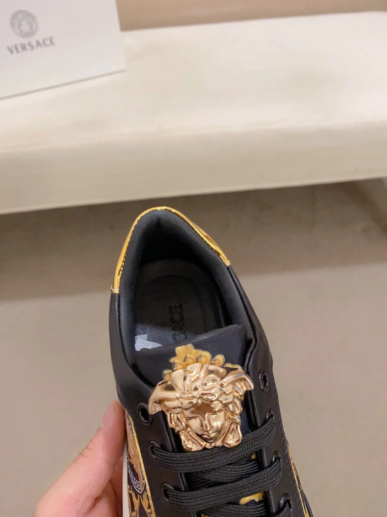 Versace Chain Reaction Medusa Print Black Gold tênis lifestyle 5