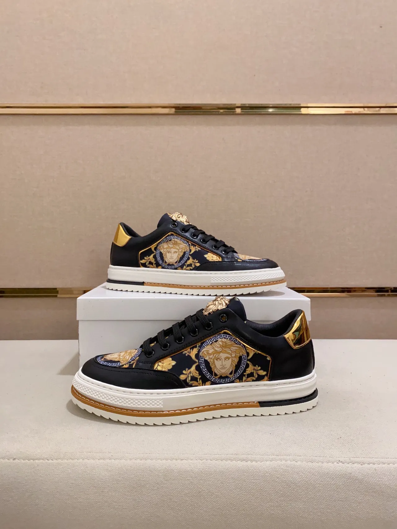 Versace Chain Reaction Medusa Print Black Gold tênis lifestyle 6