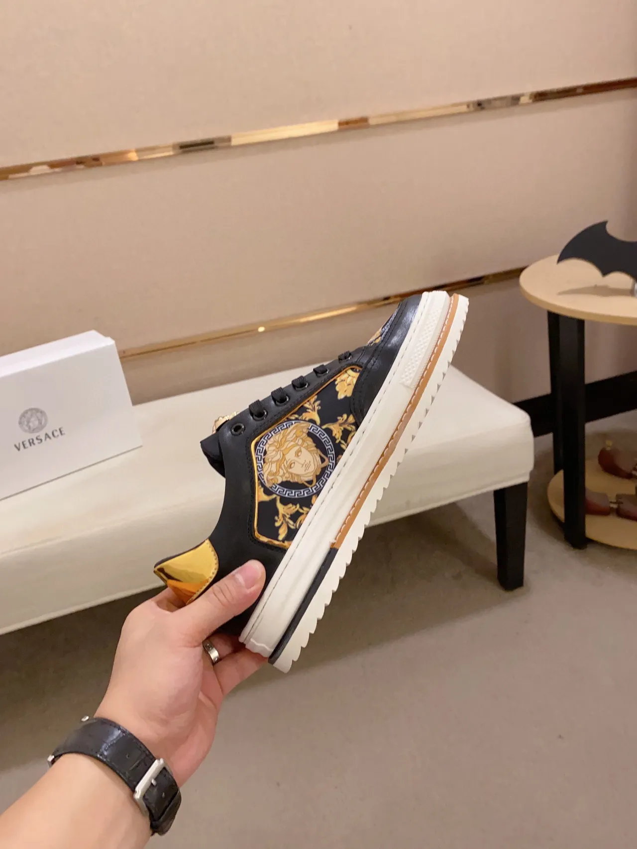 Versace Chain Reaction Medusa Print Black Gold tênis lifestyle 7