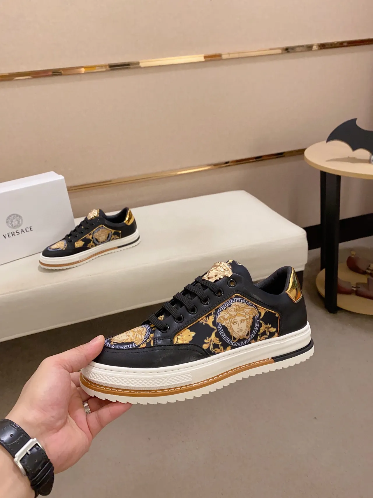 Versace Chain Reaction Medusa Print Black Gold tênis lifestyle 8