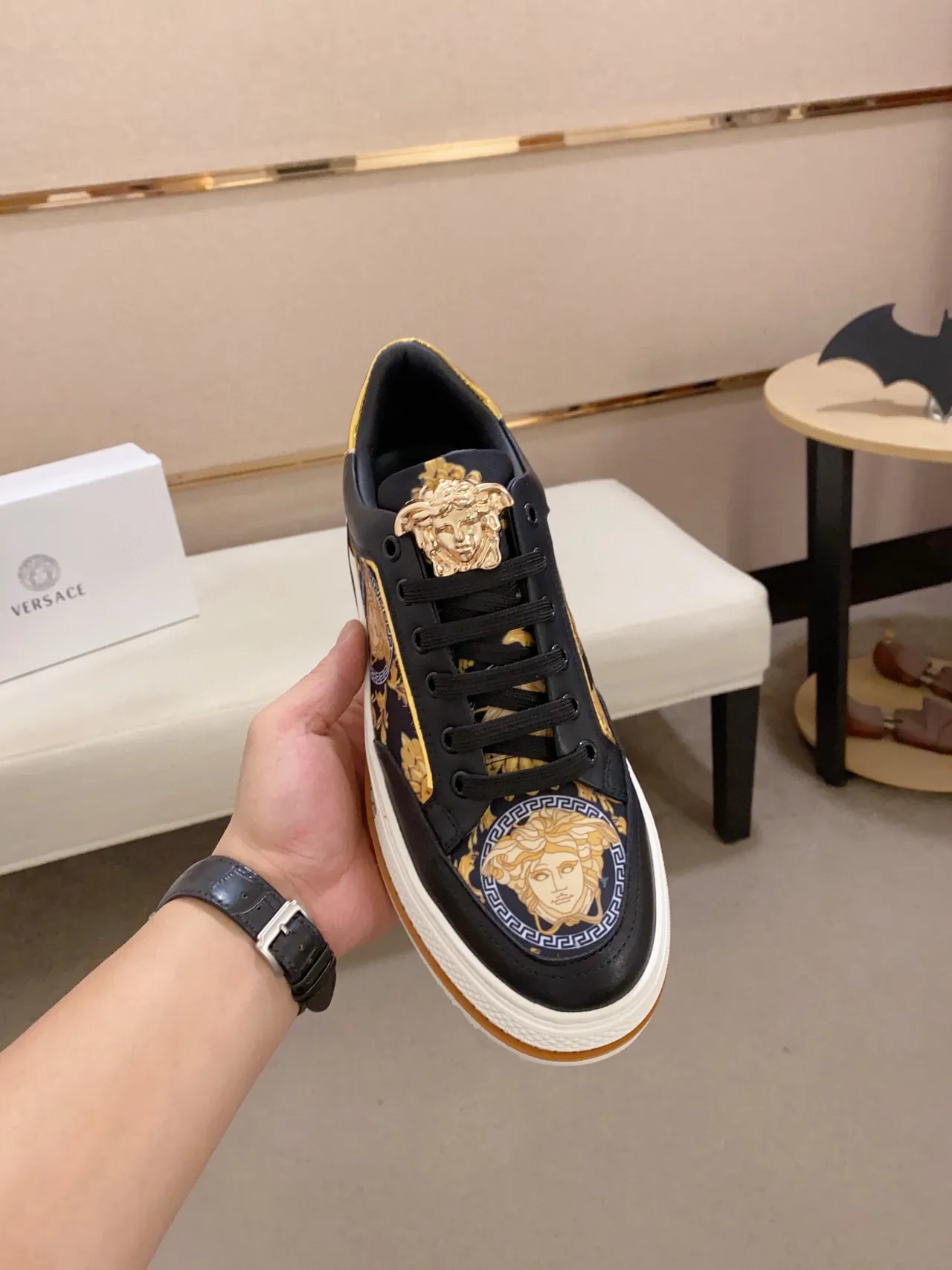 Versace Chain Reaction Medusa Print Black Gold tênis lifestyle 9