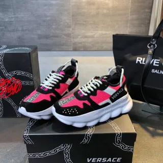Versace Chain Reaction गुलाबी और काली चंकी स्नीकर
