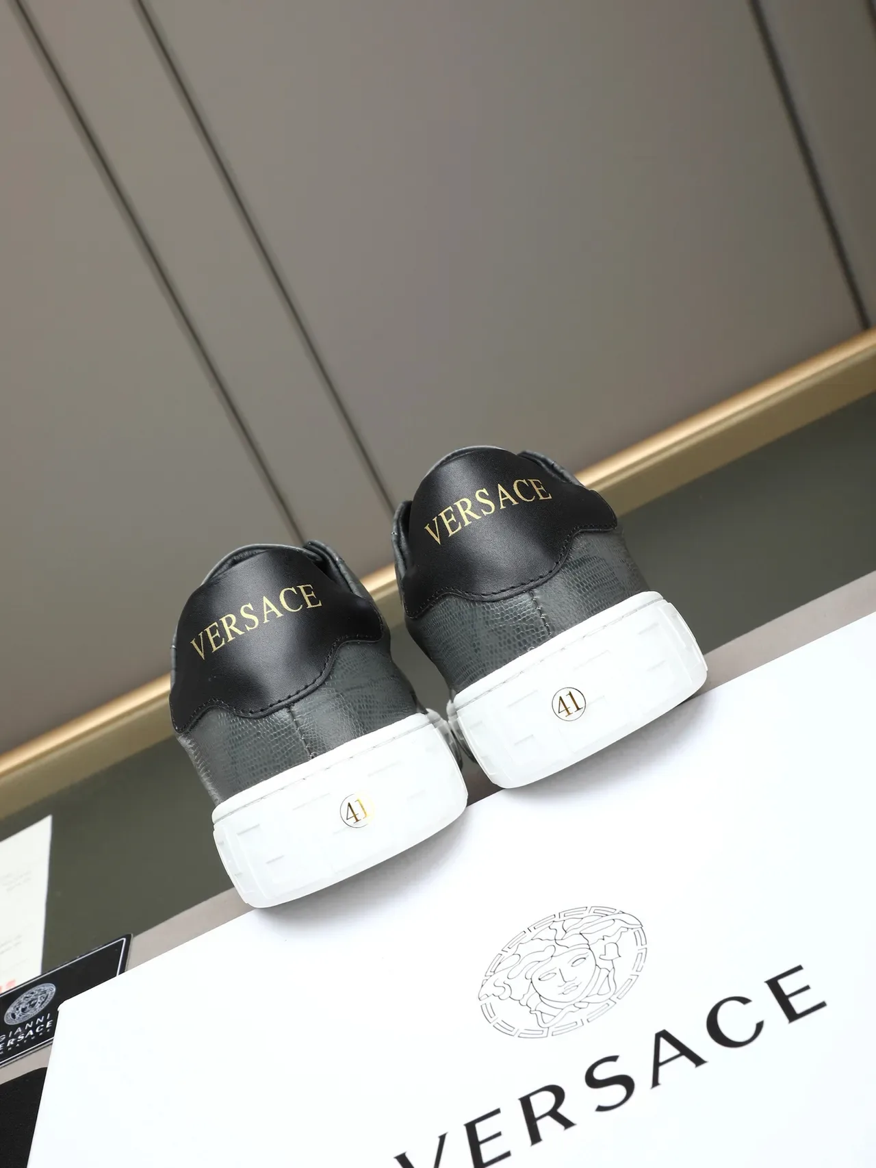 Versace حذاء رياضي رمادي أبيض جلد مطبوع بتصميم التمساح مفتاح يوناني وسيط أسلوب حياة 2