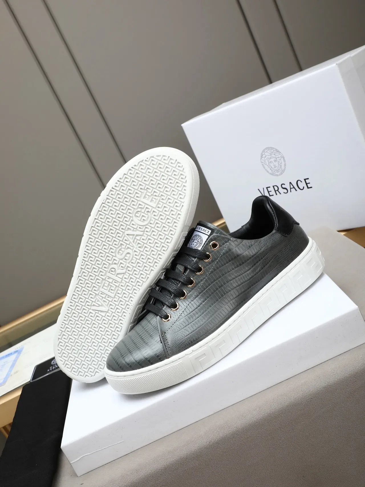Versace حذاء رياضي رمادي أبيض جلد مطبوع بتصميم التمساح مفتاح يوناني وسيط أسلوب حياة 3