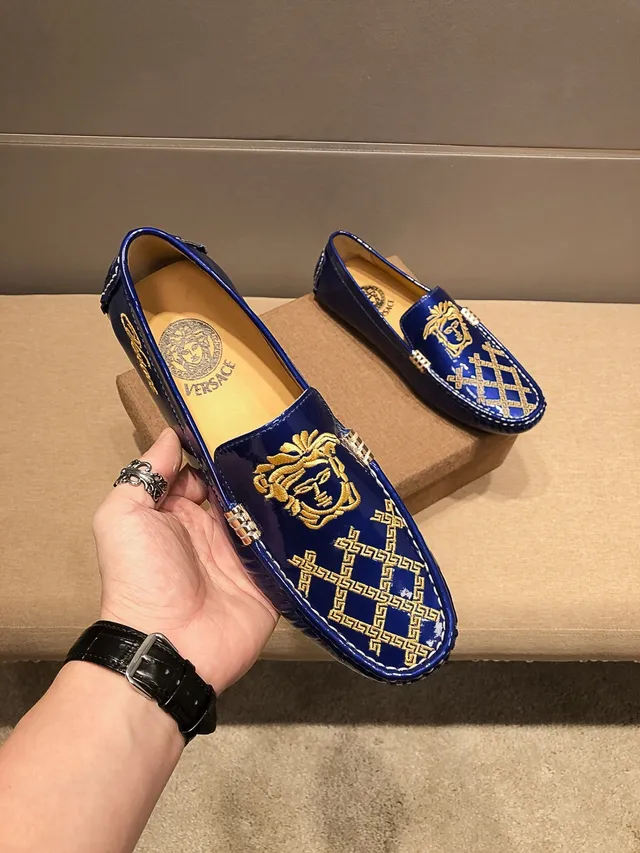 Versace Greca Odissea مطرزة Medusa مكاسين 3