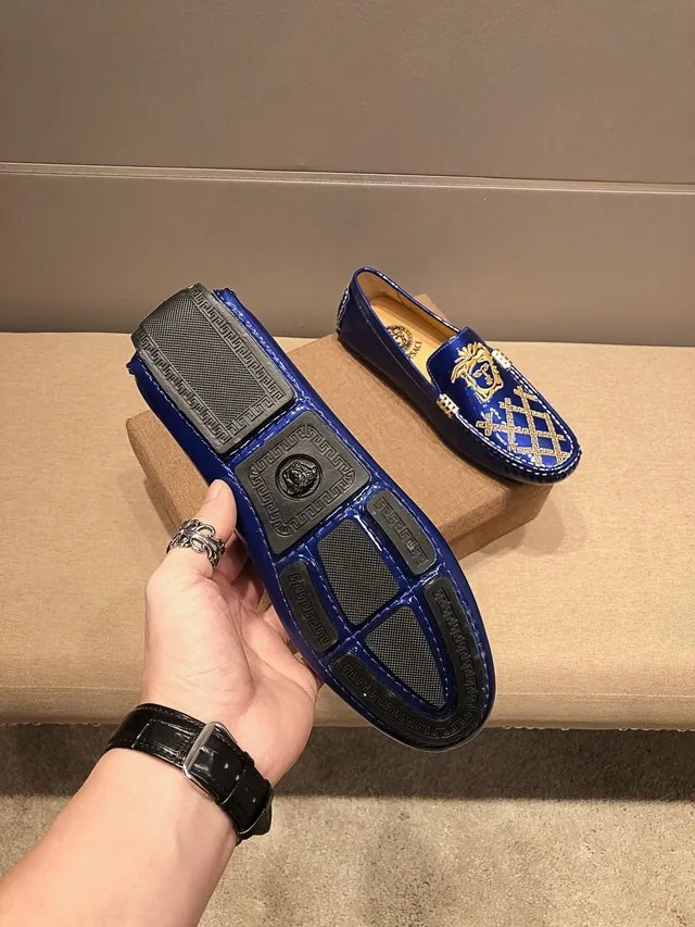 Versace Greca Odissea مطرزة Medusa مكاسين 5