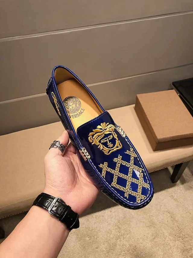 Versace Greca Odissea مطرزة Medusa مكاسين 6