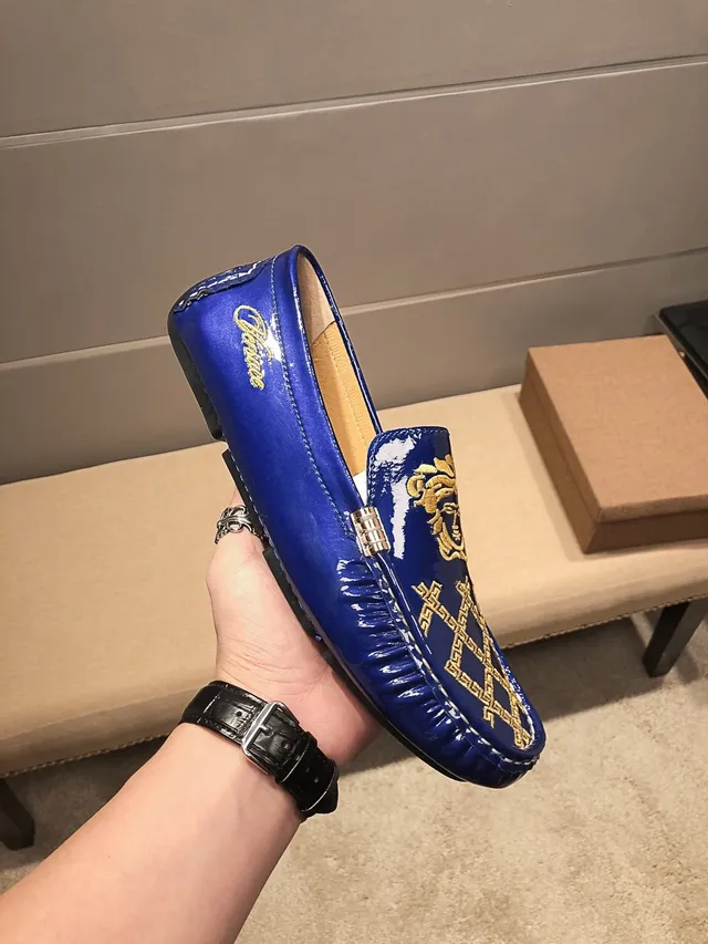 Versace Greca Odissea مطرزة Medusa مكاسين 9