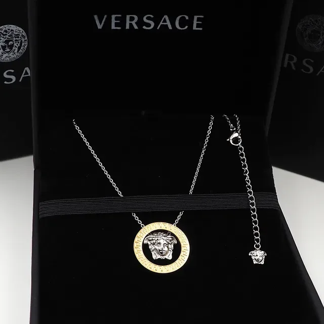 Versace Greca Odissea tête de Médusa collier en ton doré 9