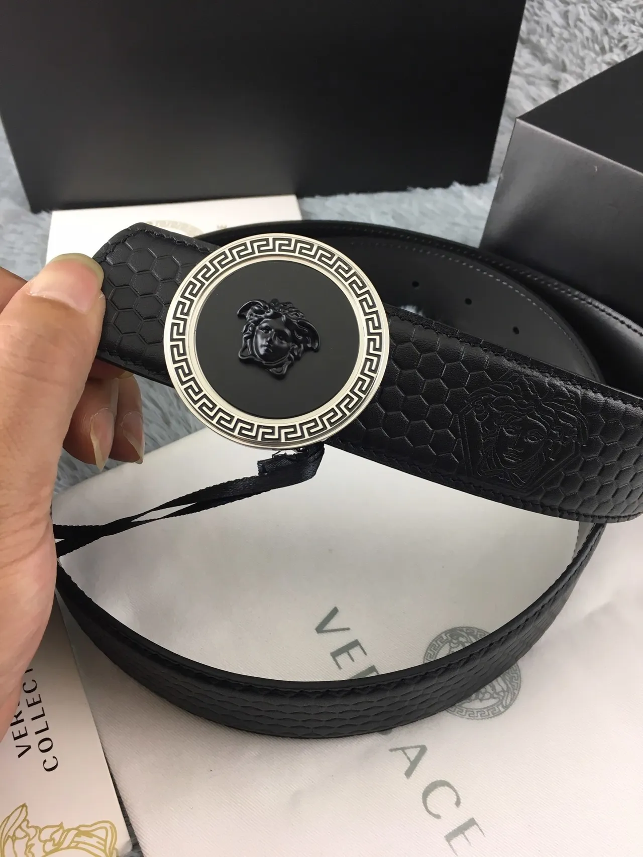 Versace Medusa Belt काला छःकोणीय दबाया हुआ चमड़े की पट्टी 2