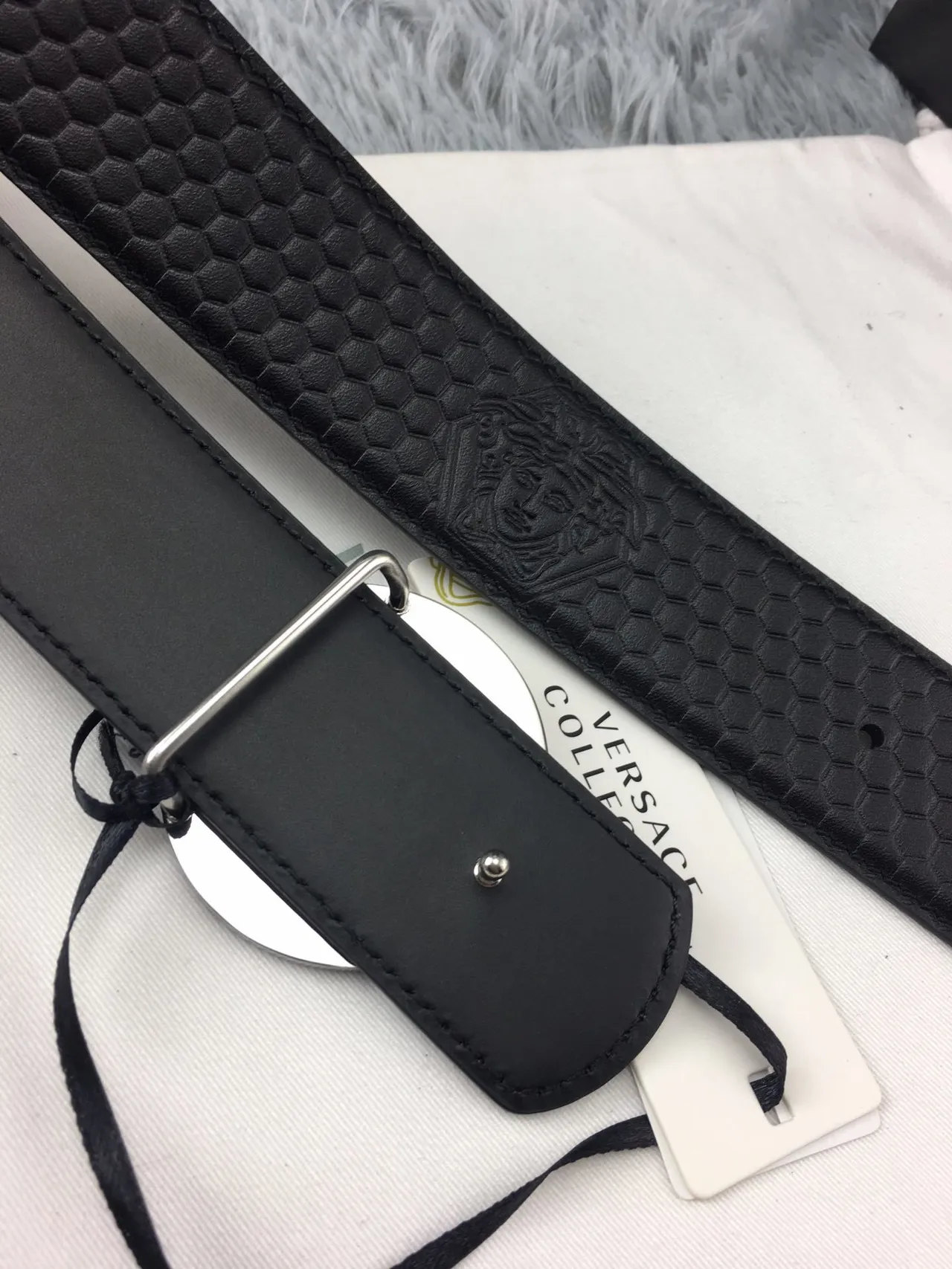 Versace Medusa Belt काला छःकोणीय दबाया हुआ चमड़े की पट्टी 3