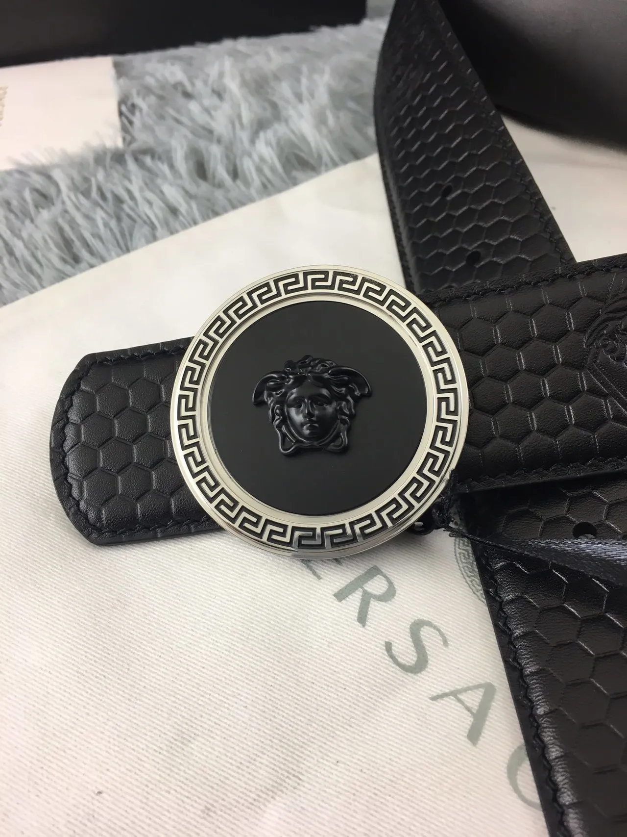 Versace Medusa Belt काला छःकोणीय दबाया हुआ चमड़े की पट्टी 4