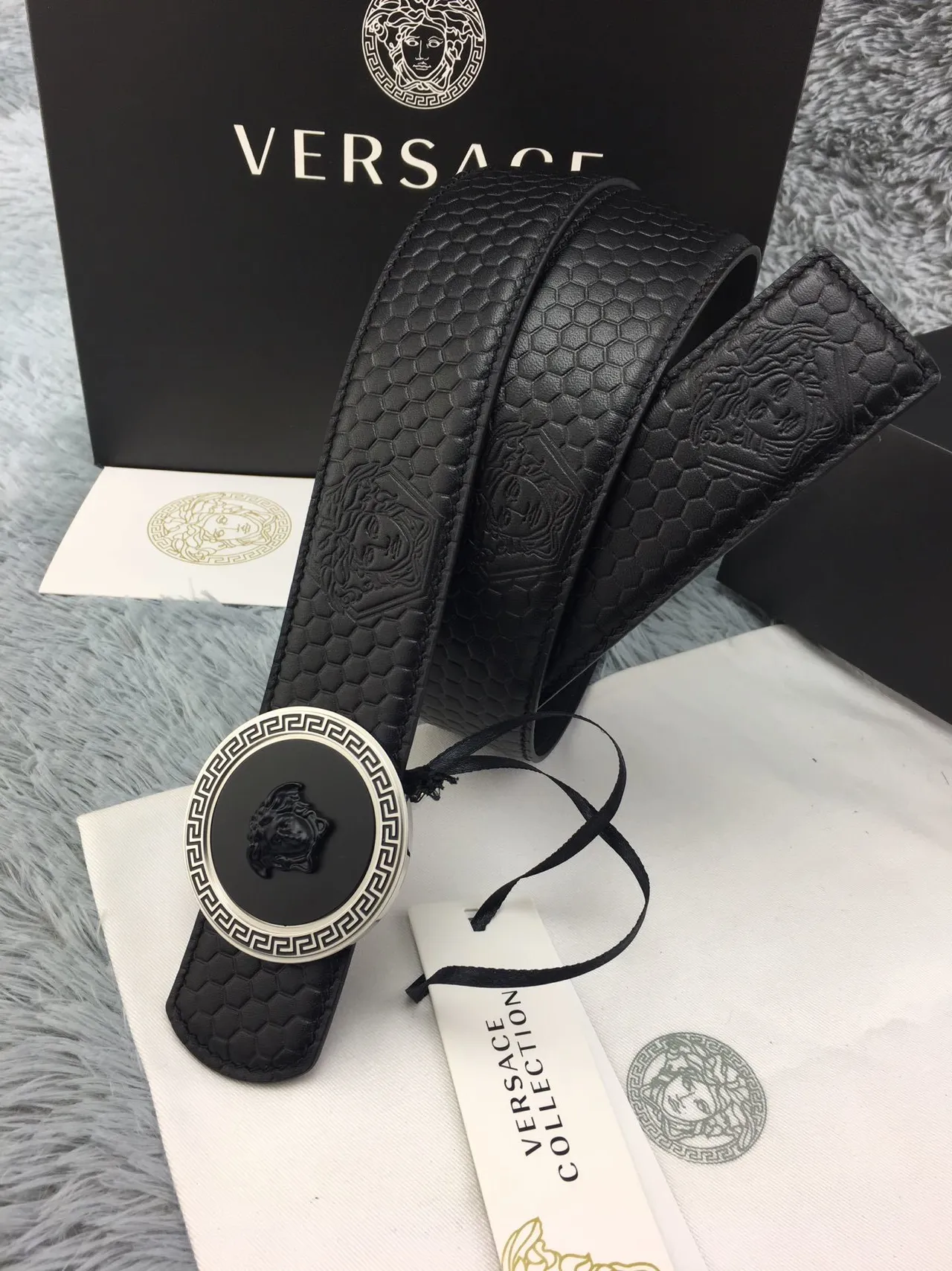 Versace Medusa Belt काला छःकोणीय दबाया हुआ चमड़े की पट्टी 5