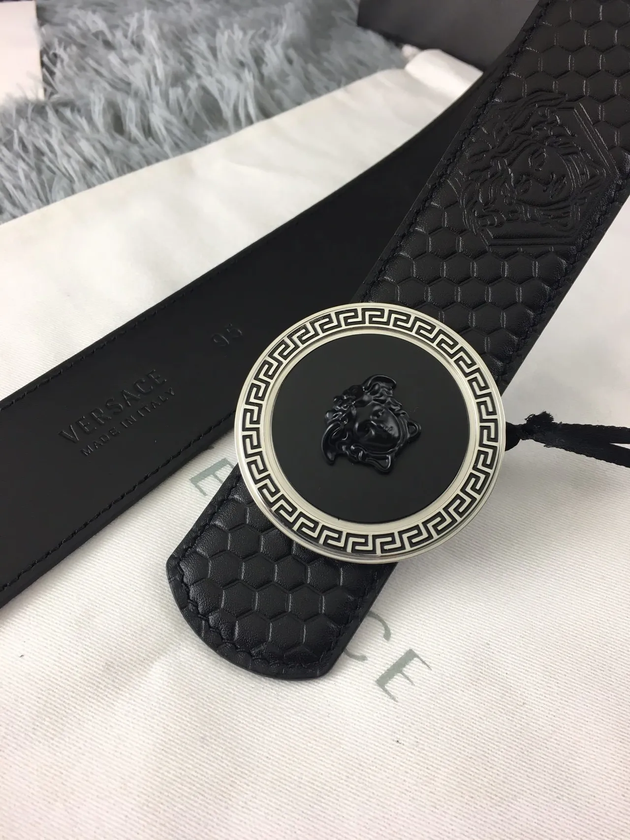 Versace Medusa Belt काला छःकोणीय दबाया हुआ चमड़े की पट्टी 6