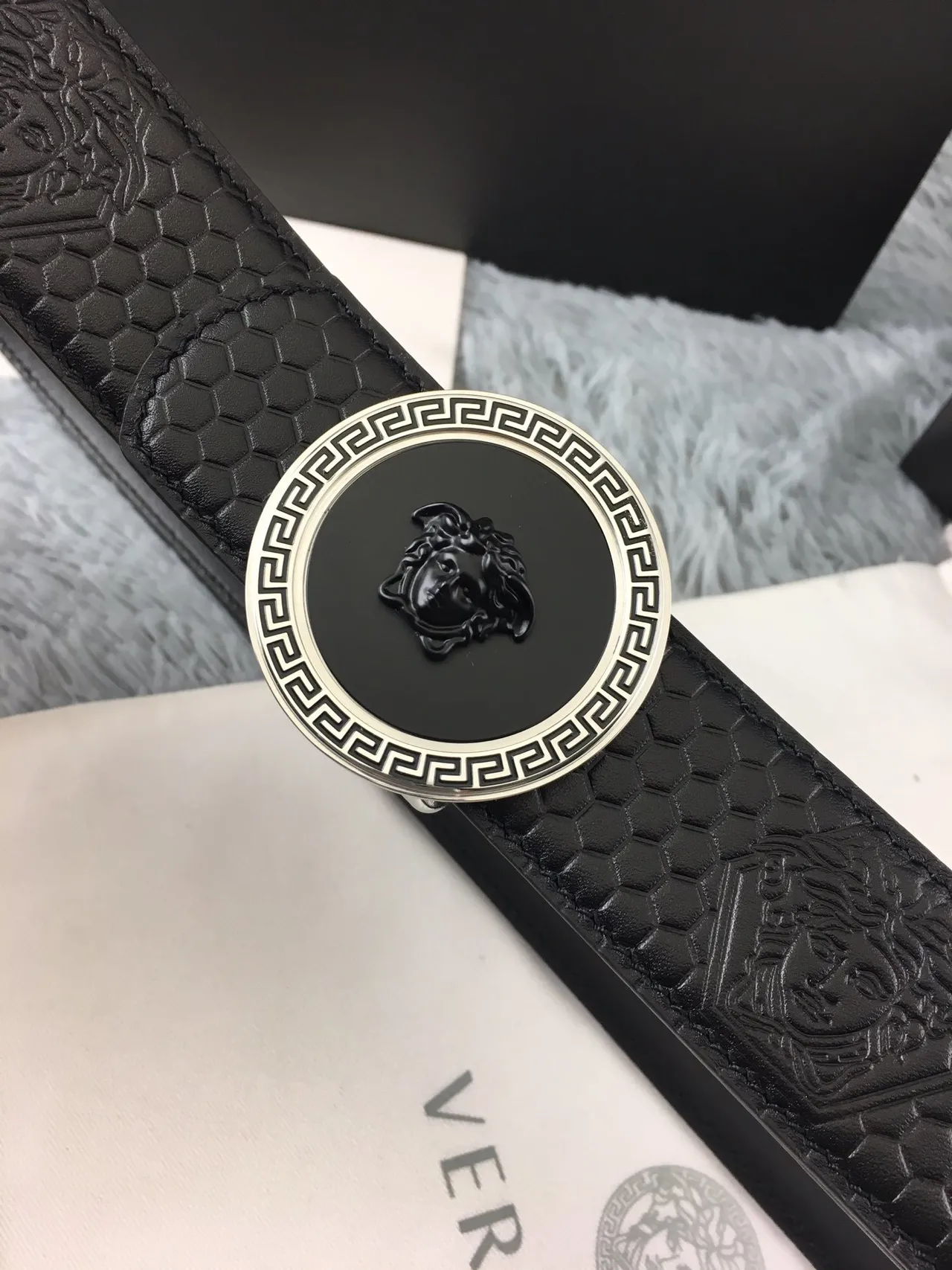 Versace Medusa Belt काला छःकोणीय दबाया हुआ चमड़े की पट्टी 7
