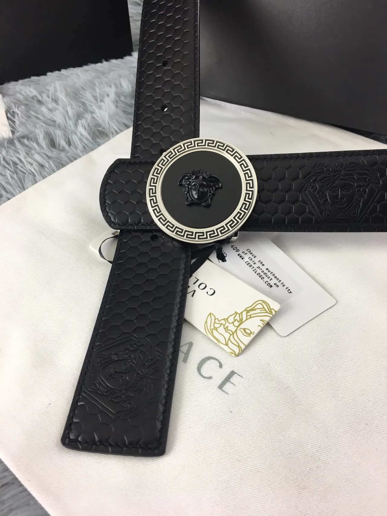 Versace Medusa Belt काला छःकोणीय दबाया हुआ चमड़े की पट्टी 8